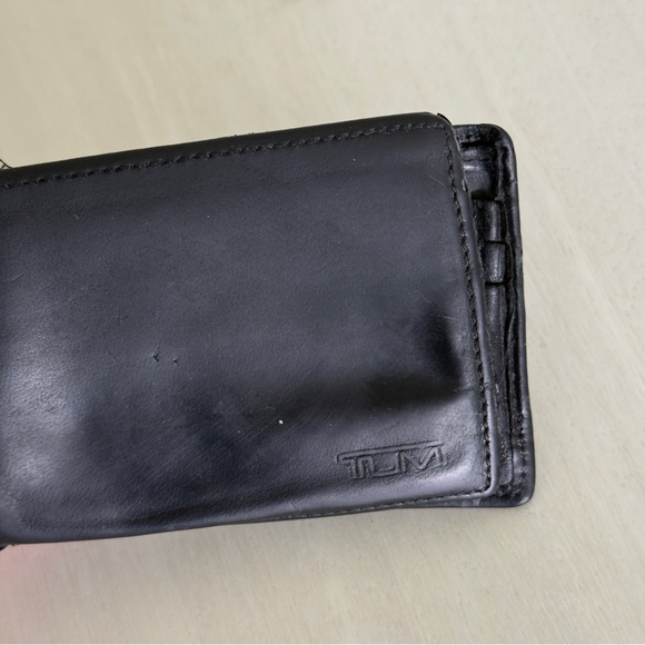 TUMI Sleek Black Leather Men's Wallet - Picture 3 of 9